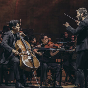 El violonchelista Gregorio Nieto y Josep Vicent, al frente de ADDA Simfònica, en concierto en el Auditorio de la Diputación de Alicante en el que interpretaron el Concierto número 1 de Saint-Saëns. Autor: Warren Ganser