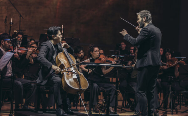 El violonchelista Gregorio Nieto y Josep Vicent, al frente de ADDA Simfònica, en concierto en el Auditorio de la Diputación de Alicante en el que interpretaron el Concierto número 1 de Saint-Saëns. Autor: Warren Ganser