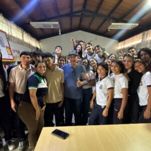 La actividad estuvo dirigida a los estudiantes de 5to año de bachillerato y fue impartida por el reconocido escritor, Luis Mendoza Silva.
