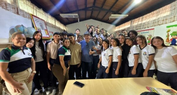 La actividad estuvo dirigida a los estudiantes de 5to año de bachillerato y fue impartida por el reconocido escritor, Luis Mendoza Silva.