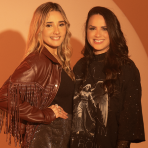 El dúo latino Mage y Yesy irrumpe en la escena musical con el lanzamiento de “Tú y Yo”, una salsa romántica que representa un nuevo capítulo en su carrera y una clara evolución tanto sonora como interpretativa. Tras consolidar trayectorias individuales, las artistas unen sus talentos en un proyecto que apuesta por la autenticidad, la conexión emocional y una propuesta fresca dentro del pop latino y los sonidos tropicales. Nacido de una afinidad genuina dentro del medio artístico, Mage y Yesy construyen un concepto musical basado en experiencias reales, donde el amor, la vulnerabilidad y la fuerza femenina se convierten en el eje central de su narrativa. Este proyecto no solo fusiona géneros como el pop, lo urbano y lo tropical, sino que también refleja una identidad artística sólida que conecta con el público desde la honestidad. Con “Tú y Yo”, disponible desde el pasado 27 de marzo de 2026, el dúo explora la salsa romántica con una energía renovada y un sonido actual. El tema cuenta la historia de un amor inesperado que transforma por completo la vida, invitando a dejar atrás los miedos y abrirse a conexiones auténticas. “Es una canción que nace desde ese amor que llega sin buscarse y te transforma por completo”, afirma Yesy, mientras que Mage destaca que “este tema representa una evolución para nosotras, tanto musical como emocional”. El sencillo reúne a un equipo de alto nivel dentro de la industria, incluyendo al ganador del Latin Grammy Rodolfo Castillo en la composición, y al productor Yoel Vivas, reconocido en los Latin Billboard. Esta combinación de talento se traduce en una propuesta sólida que apuesta por la calidad musical y una interpretación cargada de sensibilidad y fuerza. Con este lanzamiento, Mage y Yesy consolidan su apuesta por un sonido propio dentro de la música latina contemporánea, proyectándose como una de las nuevas propuestas a seguir. Su música, marcada por la conexión real entre ambas, busca trascender y generar identificación en el público. El sencillo “Tú y Yo” ya se encuentra disponible en plataformas digitales junto a su video oficial, reafirmando el inicio de una etapa prometedora para el dúo.