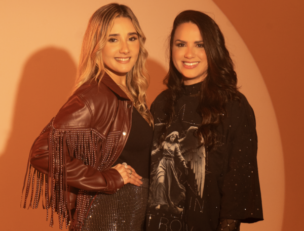 El dúo latino Mage y Yesy irrumpe en la escena musical con el lanzamiento de “Tú y Yo”, una salsa romántica que representa un nuevo capítulo en su carrera y una clara evolución tanto sonora como interpretativa. Tras consolidar trayectorias individuales, las artistas unen sus talentos en un proyecto que apuesta por la autenticidad, la conexión emocional y una propuesta fresca dentro del pop latino y los sonidos tropicales. Nacido de una afinidad genuina dentro del medio artístico, Mage y Yesy construyen un concepto musical basado en experiencias reales, donde el amor, la vulnerabilidad y la fuerza femenina se convierten en el eje central de su narrativa. Este proyecto no solo fusiona géneros como el pop, lo urbano y lo tropical, sino que también refleja una identidad artística sólida que conecta con el público desde la honestidad. Con “Tú y Yo”, disponible desde el pasado 27 de marzo de 2026, el dúo explora la salsa romántica con una energía renovada y un sonido actual. El tema cuenta la historia de un amor inesperado que transforma por completo la vida, invitando a dejar atrás los miedos y abrirse a conexiones auténticas. “Es una canción que nace desde ese amor que llega sin buscarse y te transforma por completo”, afirma Yesy, mientras que Mage destaca que “este tema representa una evolución para nosotras, tanto musical como emocional”. El sencillo reúne a un equipo de alto nivel dentro de la industria, incluyendo al ganador del Latin Grammy Rodolfo Castillo en la composición, y al productor Yoel Vivas, reconocido en los Latin Billboard. Esta combinación de talento se traduce en una propuesta sólida que apuesta por la calidad musical y una interpretación cargada de sensibilidad y fuerza. Con este lanzamiento, Mage y Yesy consolidan su apuesta por un sonido propio dentro de la música latina contemporánea, proyectándose como una de las nuevas propuestas a seguir. Su música, marcada por la conexión real entre ambas, busca trascender y generar identificación en el público. El sencillo “Tú y Yo” ya se encuentra disponible en plataformas digitales junto a su video oficial, reafirmando el inicio de una etapa prometedora para el dúo.