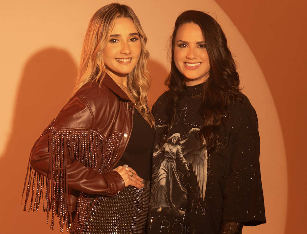 El dúo latino Mage y Yesy irrumpe en la escena musical con el lanzamiento de “Tú y Yo”, una salsa romántica que representa un nuevo capítulo en su carrera y una clara evolución tanto sonora como interpretativa. Tras consolidar trayectorias individuales, las artistas unen sus talentos en un proyecto que apuesta por la autenticidad, la conexión emocional y una propuesta fresca dentro del pop latino y los sonidos tropicales. Nacido de una afinidad genuina dentro del medio artístico, Mage y Yesy construyen un concepto musical basado en experiencias reales, donde el amor, la vulnerabilidad y la fuerza femenina se convierten en el eje central de su narrativa. Este proyecto no solo fusiona géneros como el pop, lo urbano y lo tropical, sino que también refleja una identidad artística sólida que conecta con el público desde la honestidad. Con “Tú y Yo”, disponible desde el pasado 27 de marzo de 2026, el dúo explora la salsa romántica con una energía renovada y un sonido actual. El tema cuenta la historia de un amor inesperado que transforma por completo la vida, invitando a dejar atrás los miedos y abrirse a conexiones auténticas. “Es una canción que nace desde ese amor que llega sin buscarse y te transforma por completo”, afirma Yesy, mientras que Mage destaca que “este tema representa una evolución para nosotras, tanto musical como emocional”. El sencillo reúne a un equipo de alto nivel dentro de la industria, incluyendo al ganador del Latin Grammy Rodolfo Castillo en la composición, y al productor Yoel Vivas, reconocido en los Latin Billboard. Esta combinación de talento se traduce en una propuesta sólida que apuesta por la calidad musical y una interpretación cargada de sensibilidad y fuerza. Con este lanzamiento, Mage y Yesy consolidan su apuesta por un sonido propio dentro de la música latina contemporánea, proyectándose como una de las nuevas propuestas a seguir. Su música, marcada por la conexión real entre ambas, busca trascender y generar identificación en el público. El sencillo “Tú y Yo” ya se encuentra disponible en plataformas digitales junto a su video oficial, reafirmando el inicio de una etapa prometedora para el dúo.