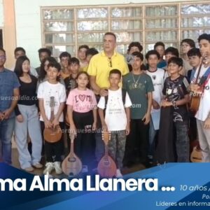 Maestro Héctor Hernández en taller de bandola Programa Alma Llanera