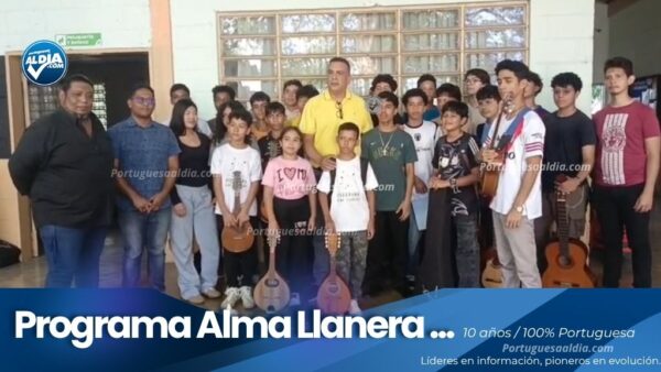 Maestro Héctor Hernández en taller de bandola Programa Alma Llanera