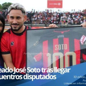 El mediocampista barinés José Soto homenajeado por la directiva del Portuguesa FC tras alcanzar los cien partidos oficiales.