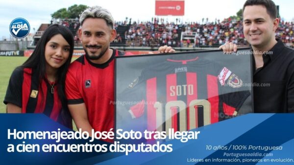 El mediocampista barinés José Soto homenajeado por la directiva del Portuguesa FC tras alcanzar los cien partidos oficiales.