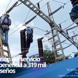 Trabajadores de la corporación Corpoelec realizando labores de mantenimiento técnico en líneas de transmisión eléctrica.
