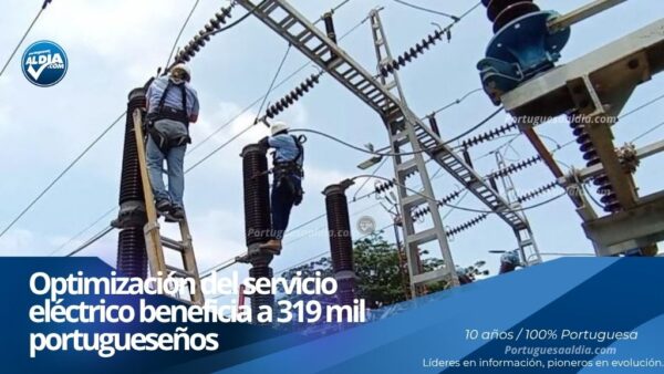 Trabajadores de la corporación Corpoelec realizando labores de mantenimiento técnico en líneas de transmisión eléctrica.