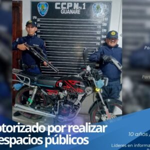 Yender Enrique Carreño González detenido junto a su motocicleta por comisiones policiales en Portuguesa.