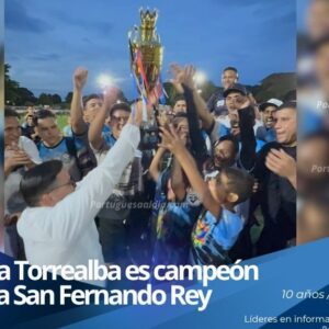 Jugadores de Mueblería Torrealba celebrando el campeonato de fútbol campo en el estado Portuguesa.