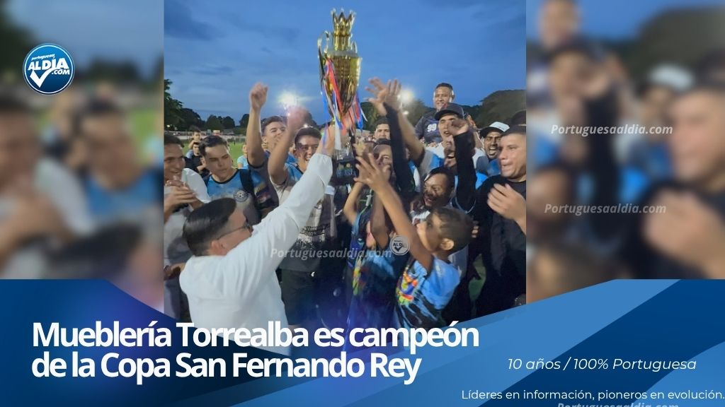 Jugadores de Mueblería Torrealba celebrando el campeonato de fútbol campo en el estado Portuguesa.