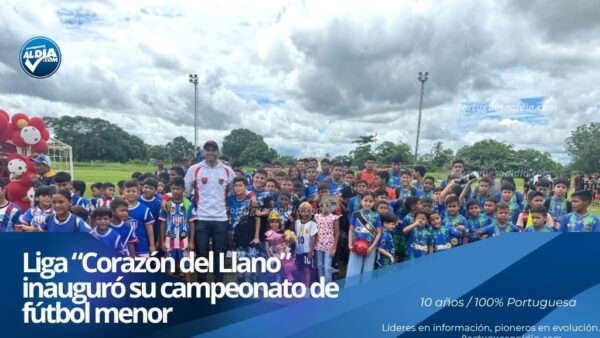 Atletas juveniles desfilando en el estadio Lorenzo Martínez durante la inauguración del torneo de fútbol en Portuguesa.