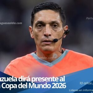 El árbitro internacional FIFA Jesús Valenzuela mostrando las tarjetas durante un compromiso de fútbol profesional.