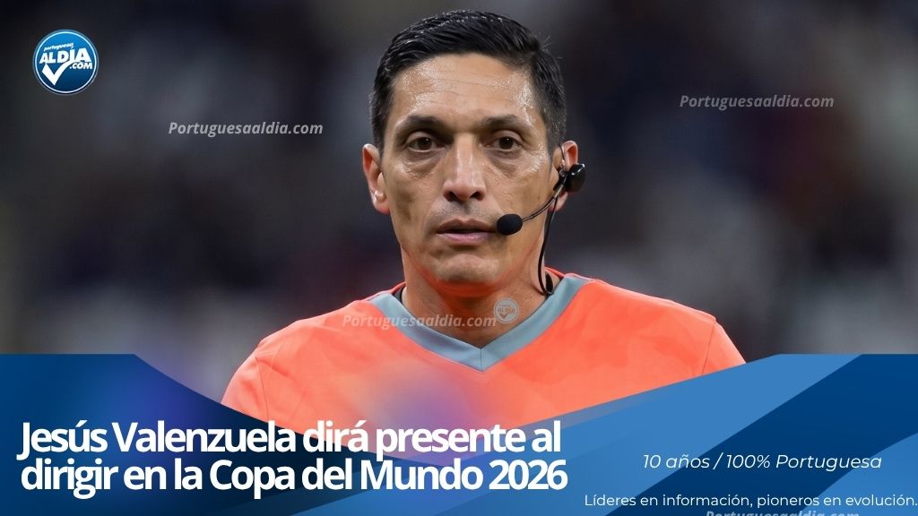 El árbitro internacional FIFA Jesús Valenzuela mostrando las tarjetas durante un compromiso de fútbol profesional.