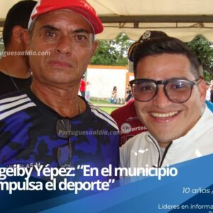 El alcalde Yongeiby Yépez junto a la gloria deportiva Douglas Méndez durante la premiación del torneo de fútbol en Portuguesa.