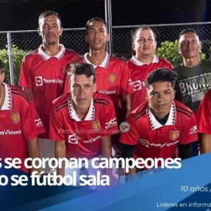 El director técnico Yorman Vergara Alvarado junto a los jugadores del equipo de fútbol sala celebrando el campeonato en Portuguesa.