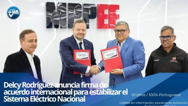 Ingenieros de Corpoelec y técnicos de la empresa IMPSA inspeccionando turbinas en una central hidroeléctrica del Sistema Eléctrico Nacional.