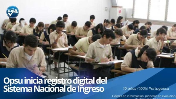 Estudiantes venezolanos revisando en una computadora el portal oficial del Sistema Nacional de Ingreso de la Opsu.