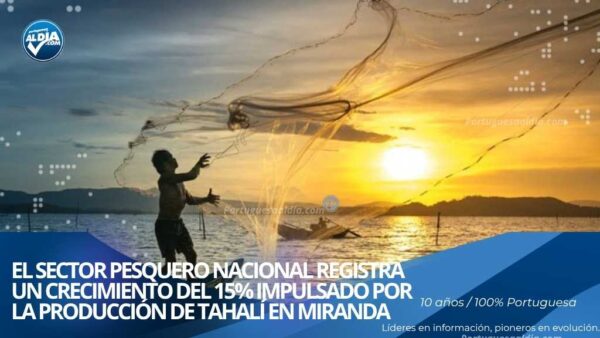 Pescadores artesanales en Carenero estado Miranda preparando embarcaciones para la pesca de tahalí.