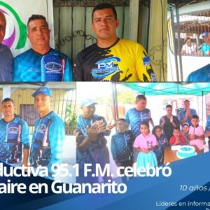 Locutores y operadores técnicos en la cabina de Radio Productiva 95.1 F.M. durante el programa especial de aniversario.