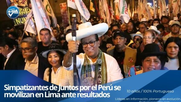 Manifestantes de Juntos por el Perú marchando por las calles de Lima en rechazo a los resultados electorales.
