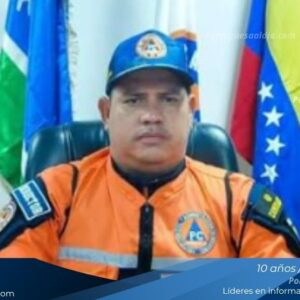 Fotografía en plano medio del Primer Comisario Daniel Márquez, Director de Protección Civil del estado Portuguesa y Comandante de la ZOEDAN, portando su uniforme institucional mientras coordina el despliegue del Sistema de Gestión de Riesgo.