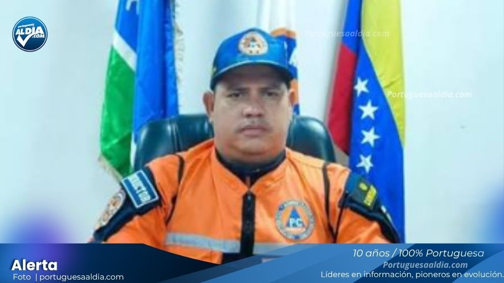 Fotografía en plano medio del Primer Comisario Daniel Márquez, Director de Protección Civil del estado Portuguesa y Comandante de la ZOEDAN, portando su uniforme institucional mientras coordina el despliegue del Sistema de Gestión de Riesgo.