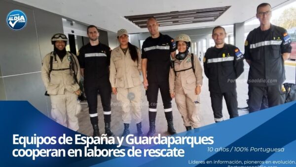 Rescatistas españoles y guardaparques venezolanos operando juntos en estructuras colapsadas.