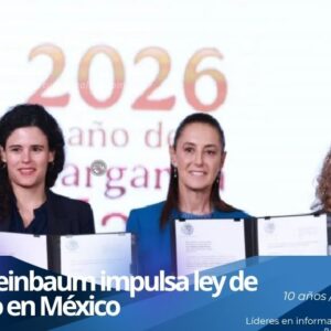 Presidenta Claudia Sheinbaum firmando la iniciativa de Ley General de Feminicidios en rueda de prensa en México.