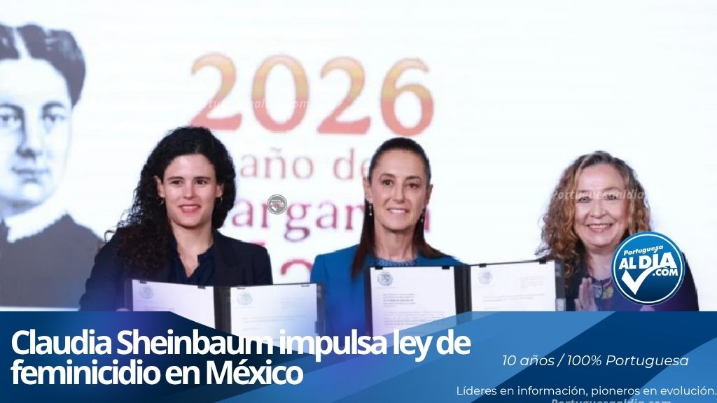 Presidenta Claudia Sheinbaum firmando la iniciativa de Ley General de Feminicidios en rueda de prensa en México.