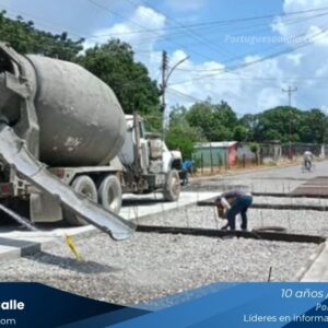 Trabajadores de la Alcaldía del Municipio Páez ejecutan el Plan Cero Huecos en la vía a Mijaguito, Acarigua.