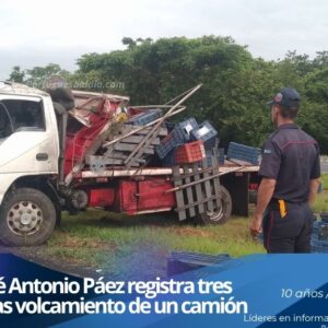 Efectivos de los bomberos y ambulancias atendiendo un accidente de tránsito en la Autopista José Antonio Páez.
