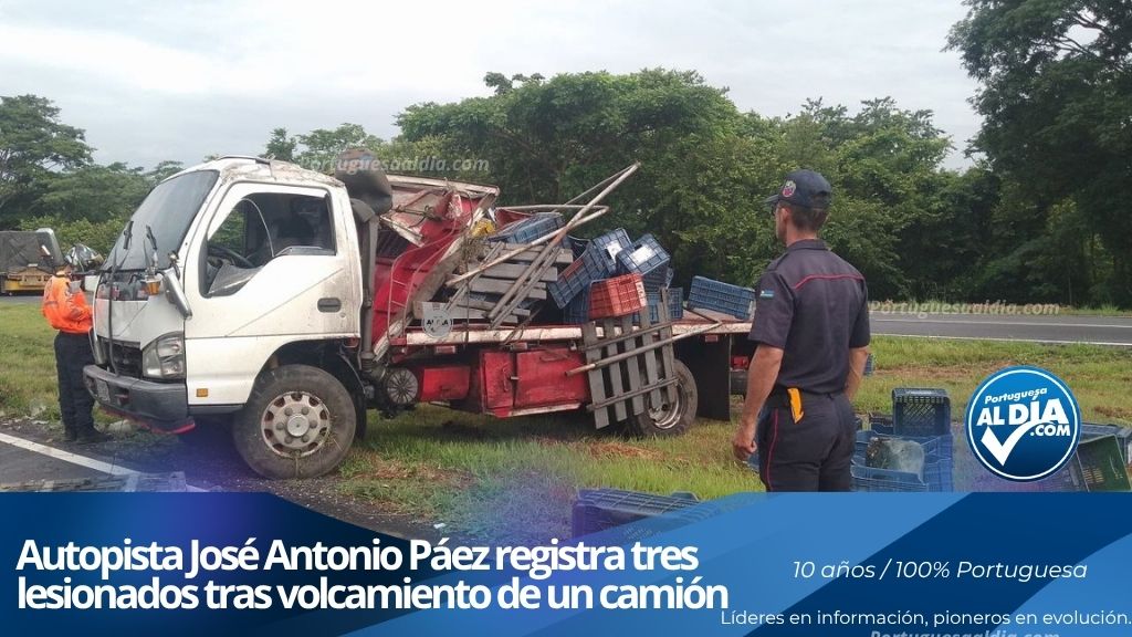 Efectivos de los bomberos y ambulancias atendiendo un accidente de tránsito en la Autopista José Antonio Páez.