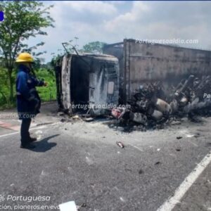 Bomberos atienden volcamiento de camión en la autopista Páez