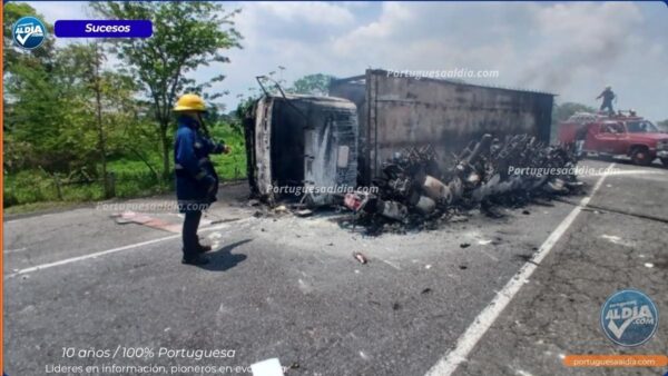 Bomberos atienden volcamiento de camión en la autopista Páez