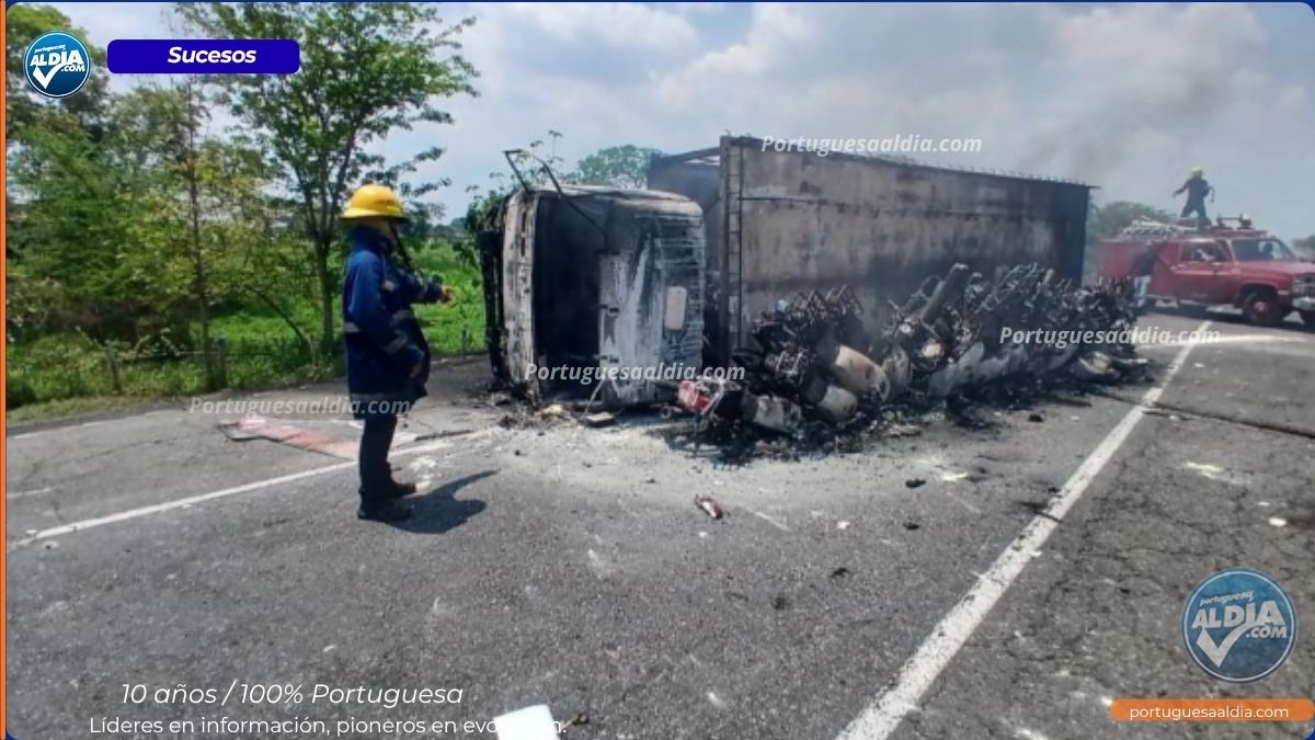 Bomberos atienden volcamiento de camión en la autopista Páez