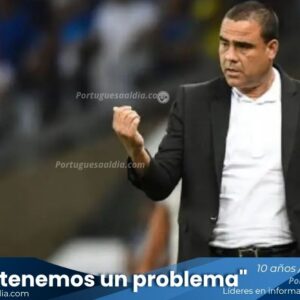 Imagen del director técnico Leo González con semblante serio durante un entrenamiento, con el escudo del Portuguesa FC de fondo.