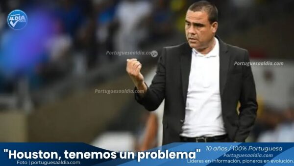 Imagen del director técnico Leo González con semblante serio durante un entrenamiento, con el escudo del Portuguesa FC de fondo.