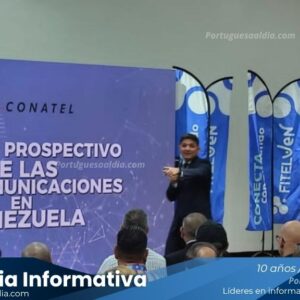 Micrófono de cabina de radio con equipos de transmisión al fondo, representando el fortalecimiento de los medios comunitarios en Portuguesa durante las inspecciones de CONATEL.