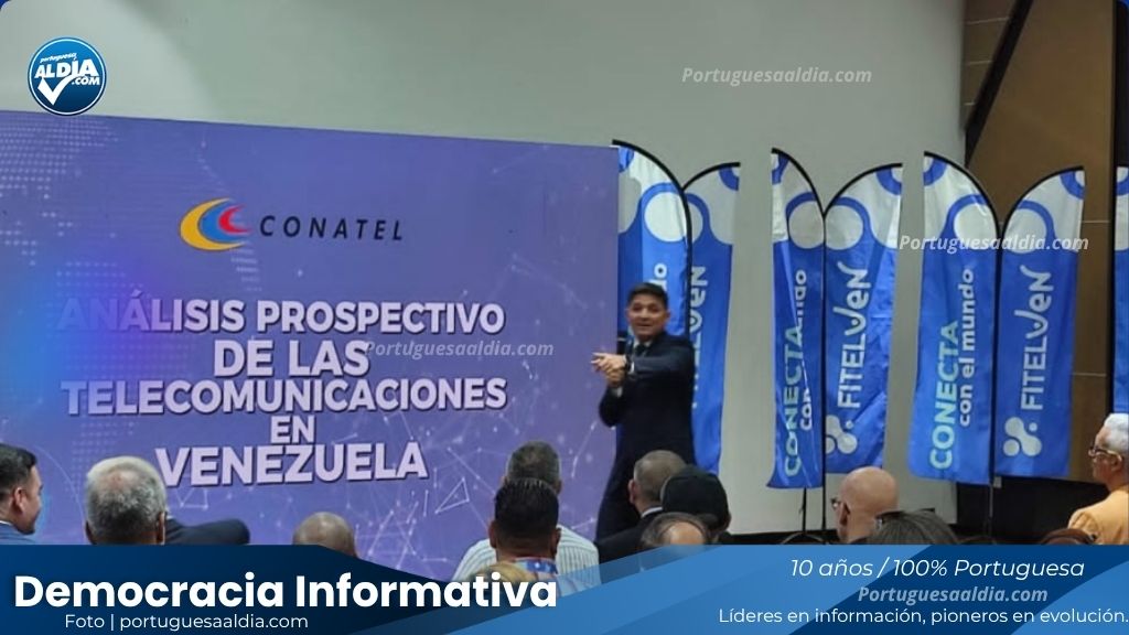 Micrófono de cabina de radio con equipos de transmisión al fondo, representando el fortalecimiento de los medios comunitarios en Portuguesa durante las inspecciones de CONATEL.
