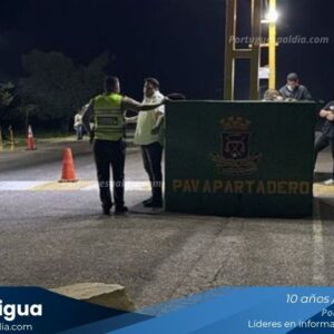 Captura de pantalla de un video nocturno donde aparece un hombre de camisa azul oscuro identificándose como José Rafael Rolón, coordinador político, en un punto de control vial. Al fondo se aprecian luces de vehículos y un camión grúa.