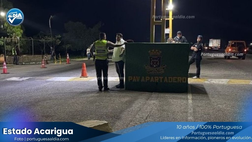 Captura de pantalla de un video nocturno donde aparece un hombre de camisa azul oscuro identificándose como José Rafael Rolón, coordinador político, en un punto de control vial. Al fondo se aprecian luces de vehículos y un camión grúa.