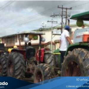 Movilización de tractores y productores de arroz en Calabozo en protesta por las importaciones.