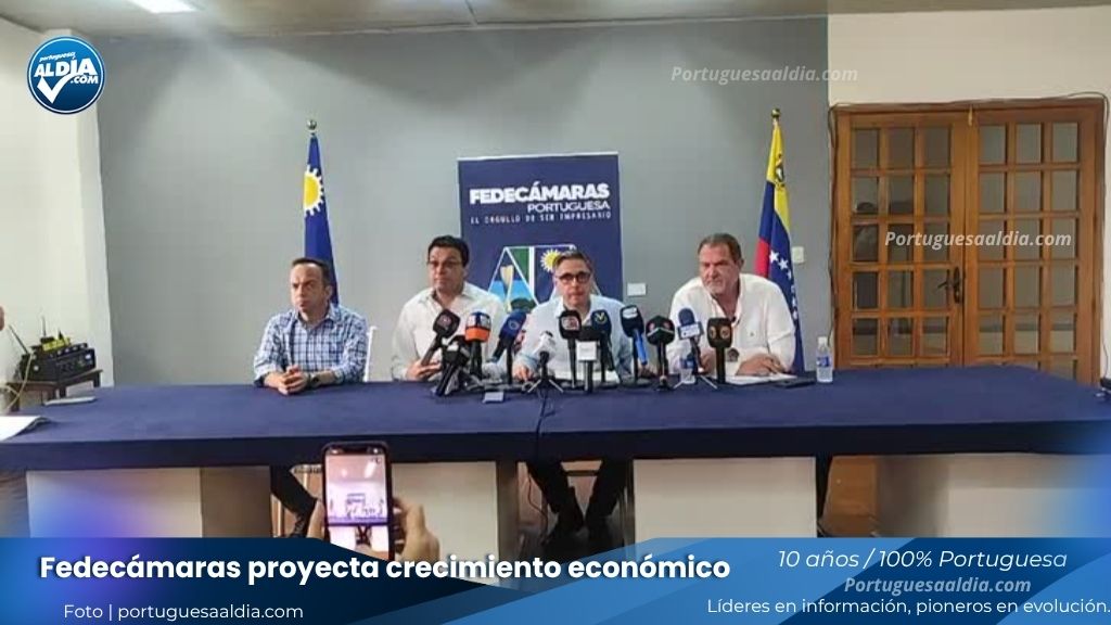 Gráficos del informe económico Panorama proyectados en una pantalla durante la rueda de prensa empresarial en Araure.