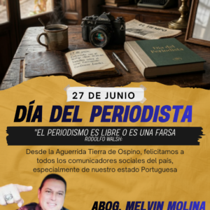 Un escritorio de periodista rústico de madera con una cámara clásica, una taza de café humeante, un libro con letras doradas que dice 'Día del Periodista' y un cuaderno abierto con anotaciones del 27 de junio.