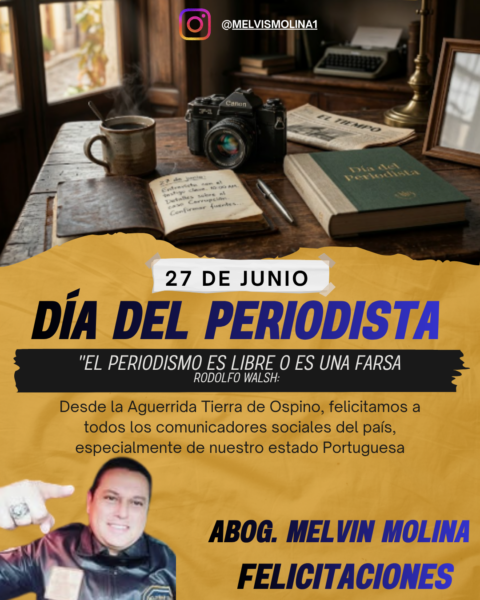 Un escritorio de periodista rústico de madera con una cámara clásica, una taza de café humeante, un libro con letras doradas que dice 'Día del Periodista' y un cuaderno abierto con anotaciones del 27 de junio.