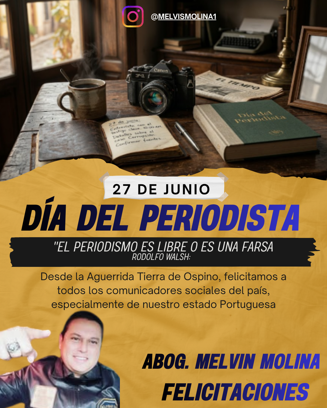 Un escritorio de periodista rústico de madera con una cámara clásica, una taza de café humeante, un libro con letras doradas que dice 'Día del Periodista' y un cuaderno abierto con anotaciones del 27 de junio.
